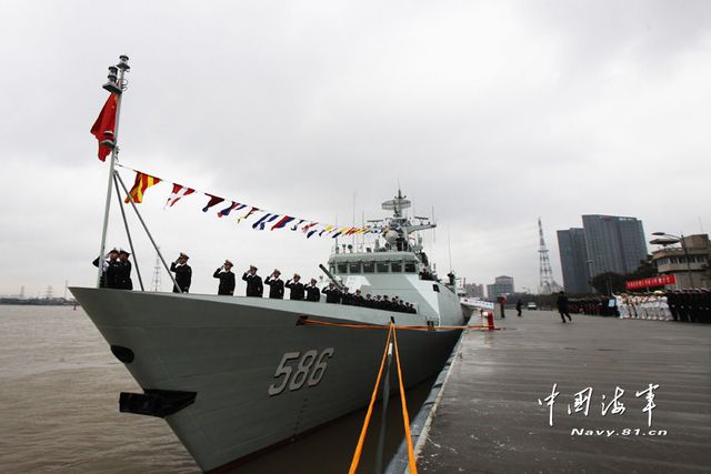 1月8日，某新型導(dǎo)彈護(hù)衛(wèi)艦吉安艦入列海軍東海艦隊(duì)命名授旗儀式現(xiàn)場(chǎng)。新華社發(fā)