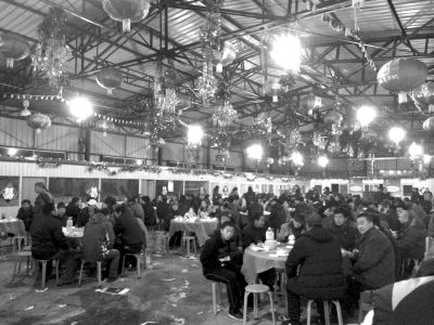 村主任孫女滿月宴席上，坐滿了前來道賀的村民。京華時報記者陶冉攝