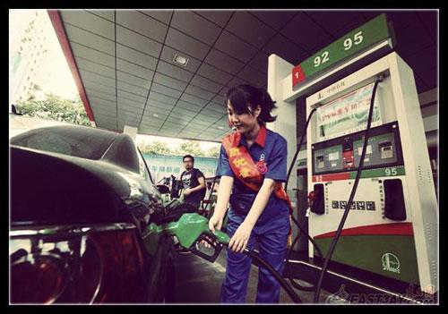 近日，有網(wǎng)友針對“超標40倍事件”評價說：“國內(nèi)加油站在油里加水是普遍現(xiàn)象。只是量多量少的問題，車主