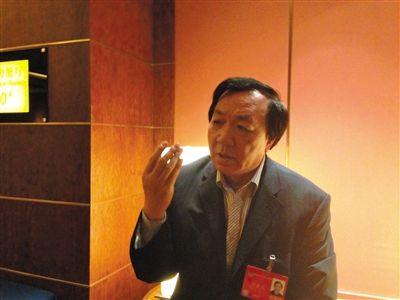 　昨日，在接受采訪時，何香久強調(diào)，大多公務(wù)員是勤勉工作的。