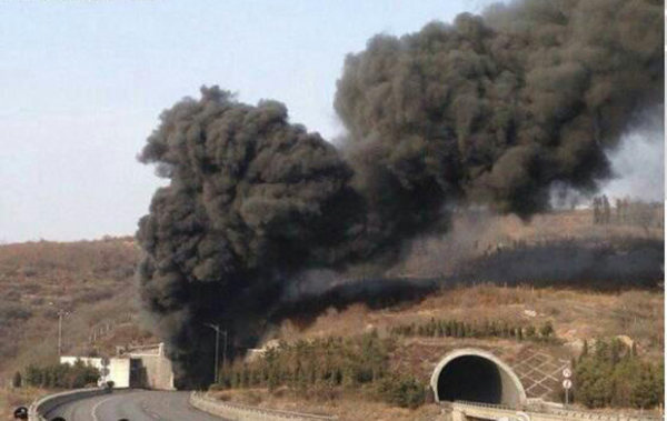 3月1日14時50分，山西，晉濟高速巖后隧道內一輛拉煤車和一輛載有液態(tài)甲醇的車輛相撞爆炸。