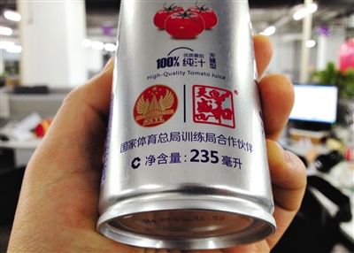 在涉訴產(chǎn)品的包裝上，印著“國(guó)家體育總局訓(xùn)練局合作伙伴”標(biāo)識(shí)。新京報(bào)記者 倪華初 攝