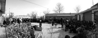 昨天下午，杜家疃村委會原文書李榮茂，向村民介紹當天上午與街道辦溝通的情況。京華時報記者 懷若谷 攝