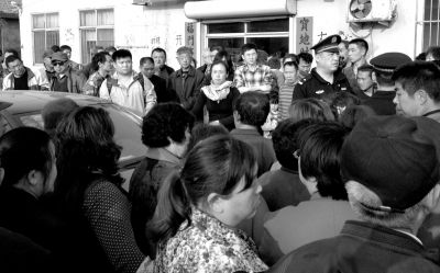 警方趕到現場，處理車胎被扎事件。