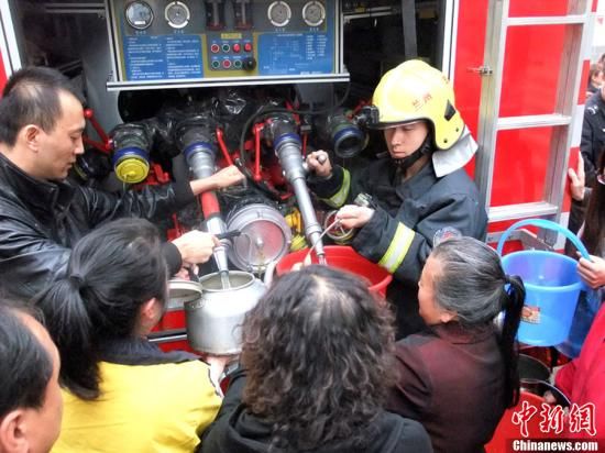 　4月11日，蘭州市自來水苯含量嚴(yán)重超標(biāo)，蘭州啟動(dòng)公共突發(fā)事件應(yīng)急機(jī)制，緊急調(diào)配安全水源在居民區(qū)投放，圖為消防隊(duì)給西固蘭玻西社區(qū)居民送來水，市民排隊(duì)取水。裴強(qiáng) 攝 圖片來源：東方IC 版權(quán)作品 請(qǐng)勿轉(zhuǎn)載