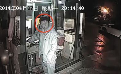 4月10日，一段“法官毆打保安”視頻成為網(wǎng)絡熱點。