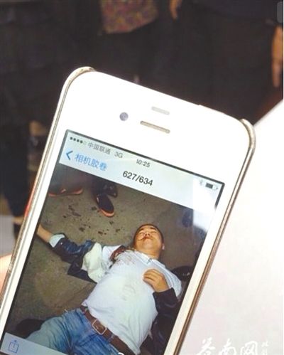 4月19日上午，目擊者拍到的黃祥拔被打現(xiàn)場圖片。網(wǎng)絡(luò)截圖