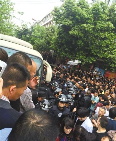 4月19日，蒼南縣靈溪鎮(zhèn)城管打人事件現(xiàn)場。網(wǎng)絡(luò)截圖