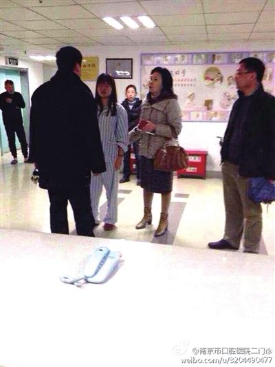 事發(fā)現(xiàn)場(chǎng)，打人者袁亞平(右二) (資料圖)