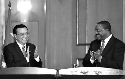 ▲國(guó)務(wù)院總理李克強(qiáng)在亞的斯亞貝巴與埃塞俄比亞總理海爾馬里亞姆會(huì)談后，共同會(huì)見(jiàn)記者。 新華社發(fā)