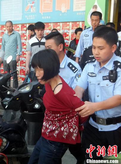  5月8日上午8時10分左右，江西省撫州市黎川縣日峰鎮(zhèn)家家樂超市發(fā)生一起持刀傷人案件。