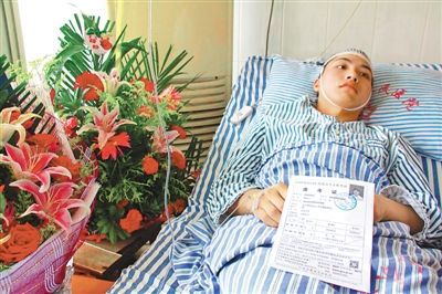 江西奪刀救人考生登人民日?qǐng)?bào)頭版(圖) 江西奪刀救人考生登人民日?qǐng)?bào)頭版(圖)