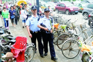 人流密集的街頭,持槍巡邏。