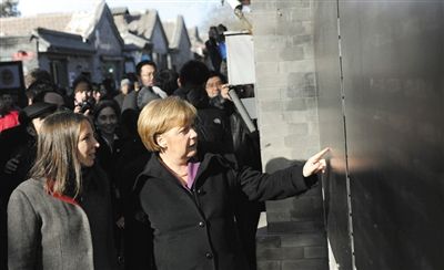 2012年2月2日，北京，默克爾來(lái)到南鑼鼓巷游覽。