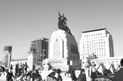 　圖為烏蘭巴托市成吉思汗廣場(chǎng)一角。 馬振華攝