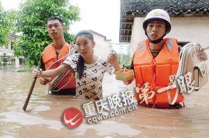 長壽區(qū)，消防官兵搜救被困群眾。