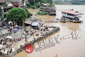 沙坪壩區(qū)磁器口，江水逼近休閑平臺。