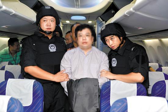 廣東警方機(jī)場移交在逃境外經(jīng)濟(jì)嫌犯 記者 湯銘明 通訊員 粵公宣 攝 廣東警方機(jī)場移交在逃境外經(jīng)濟(jì)嫌犯 記者 湯銘明 通訊員 粵公宣 攝