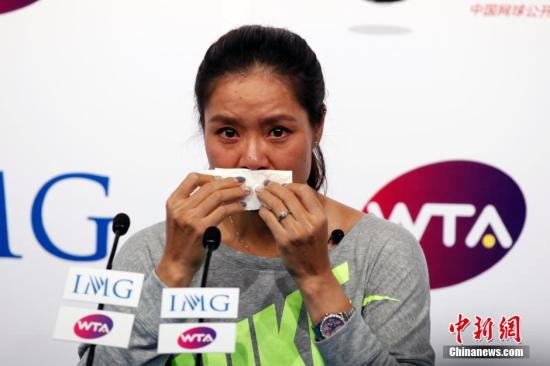 9月21日，李娜在北京召開退役發(fā)布會(huì)。圖為李娜在發(fā)布會(huì)上落淚。中新社發(fā) 韓海丹 攝