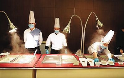 　工作人員在餐廳忙碌。（網(wǎng)絡(luò)圖片）