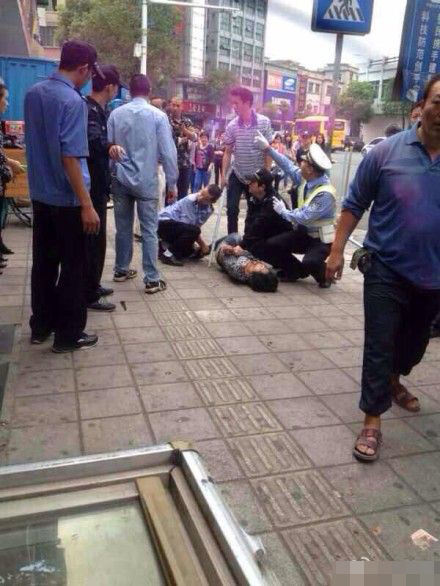 東莞三女子鬧市遭割喉割腹 兇手當場被控制 東莞三女子鬧市遭割喉割腹 兇手當場被控制