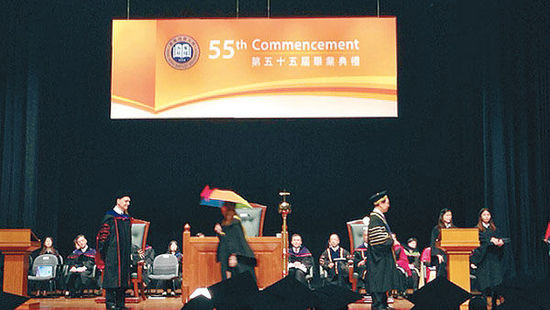 浸會大學校長陳新滋拒絕為支持占中者頒發(fā)畢業(yè)證 浸會大學校長陳新滋拒絕為支持占中者頒發(fā)畢業(yè)證