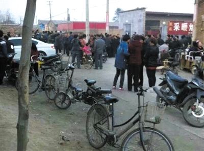 　11月9日下午，暴力催債的社會(huì)人員持械進(jìn)入獻(xiàn)縣安莊后，村民們聚集在一起準(zhǔn)備反抗。村民供圖