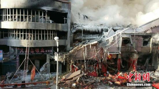 2015年1月3日，哈爾濱市道外區(qū)太古街著火塌方現(xiàn)場，火又燒了起來