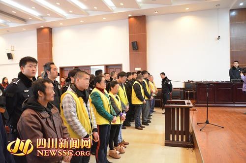 胡寶寶（右四）等接受集中宣判。