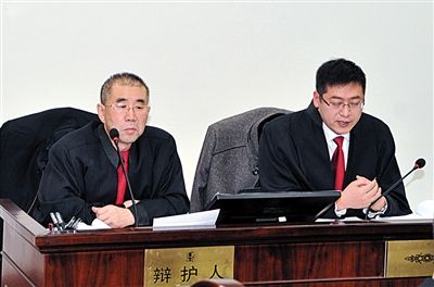 1月5日，呼市中院審理趙志紅案。律師謝飛（左）和張瑞軍（右）出庭為趙志紅辯護(hù)。