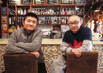 　14日，西安交通大學(xué)路66號(hào)公路咖啡館，苗阜（左）、王聲（右）兩位青年相聲演員今年將第一次登上春晚