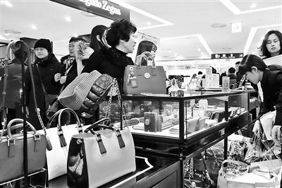 我國(guó)去年出境人數(shù)超過(guò)1億人次，境外消費(fèi)超過(guò)1萬(wàn)億元人民幣 供圖/CFP