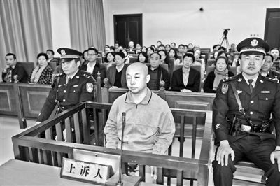 4月14日，趙志紅（前中）在庭審現(xiàn)場(chǎng) 供圖/新華社