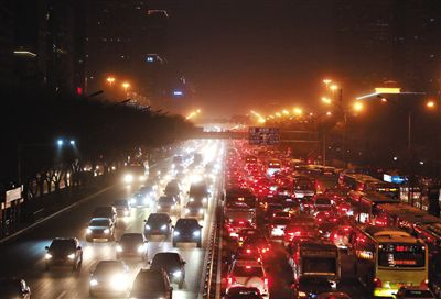昨晚，因沙塵暴導(dǎo)致能見度低，長安街嚴(yán)重堵車。