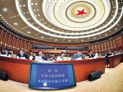 昨日，食品安全法修訂草案提交十二屆全國(guó)人大常委會(huì)第十四次會(huì)議進(jìn)行三審。 新華社記者 李濤 攝