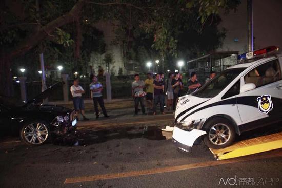 當(dāng)時(shí)賓利司機(jī)去筆架山爬山，車停在路邊，剛回來便發(fā)現(xiàn)車輛發(fā)生了事故。
