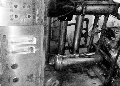 漢陽某無證水廠使用的破舊設(shè)備。