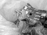 食藥監(jiān)執(zhí)法人員封存了無證水廠的假商標(biāo)。