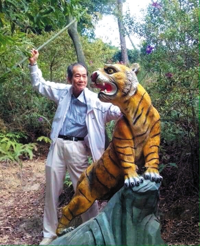 2015年1月10日，區(qū)少坤到廣東肇慶九龍湖游玩，拍攝打虎圖。