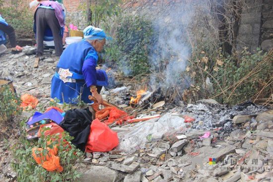 老人們準(zhǔn)備好松香紙錢等祭祀用品，虔誠(chéng)祈福。