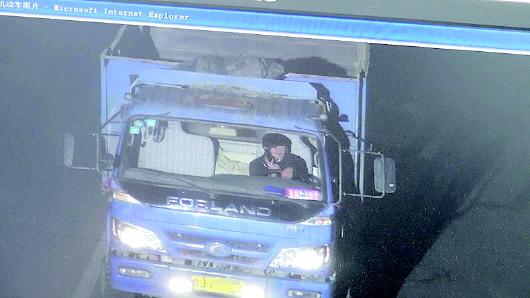 張某被抓拍到開車打手機。