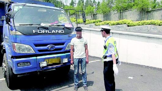 民警對持C1駕照駕駛大貨車、一年違法350余次的張某進(jìn)行批評教育。