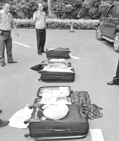 圖為民警搜出的毒品。