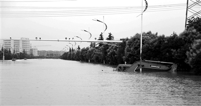 6月28日，南京暴雨致云臺山河漫堤，祿口機(jī)場高速雙向封閉 供圖/CFP