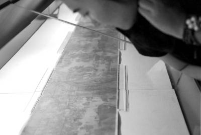 一名觀眾俯身細看《清明上河圖》。 京華時報記者王海欣攝