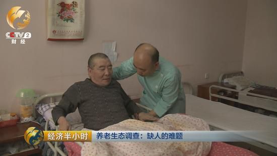 每天凌晨5點(diǎn)多，老姜就起床。幫老人挨個(gè)洗臉，口腔護(hù)理，換尿墊，擦身。