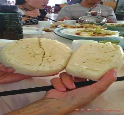 在參加山西游行程中，體驗(yàn)員發(fā)現(xiàn)團(tuán)餐中的饅頭已經(jīng)發(fā)霉。視頻截圖