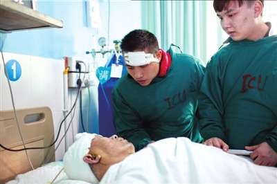 11月16日，王冬（頭部包裹紗布者）在照顧李大爺