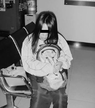 扮學(xué)生妹乞討的女子。