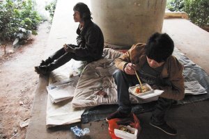 流浪者棲身城市高架橋下 生存無尊嚴(yán)隨時等死